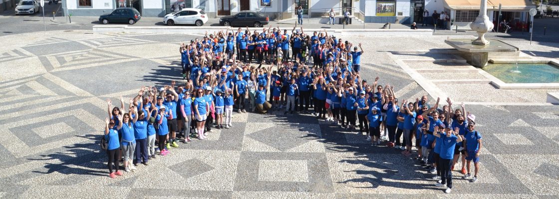 Redondo formou laço azul humano e caminhou pelo combate aos maus-tratos na infância e juventude